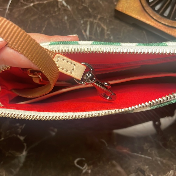 Dooney & Bourke White and Green Crossbody Bag Never Used - Picture 7 of 9